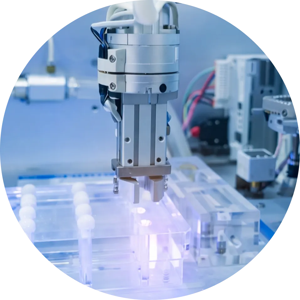 ロボットアームとセンサーが連携し、製品の微細な欠陥を自動検知する、製造業の生産効率を高める最新の画像検査システム