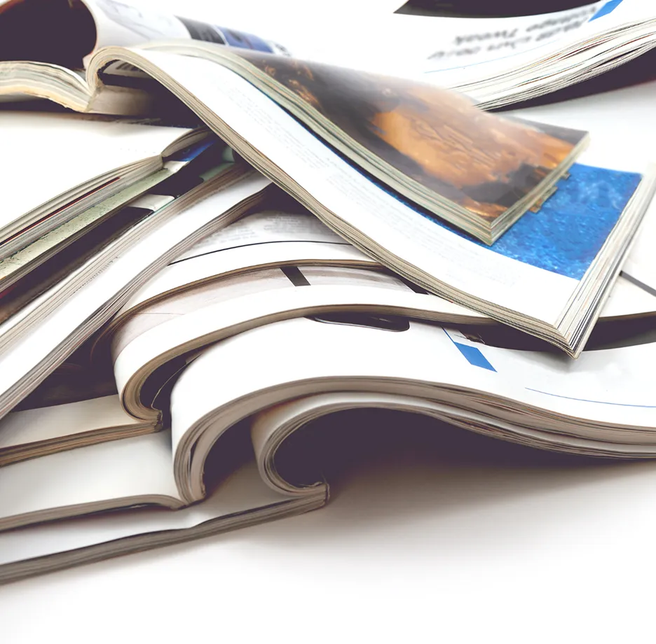 製造業の製品情報を伝えるカタログやチラシのクリエイティブ制作事例として、積み上げられた冊子群